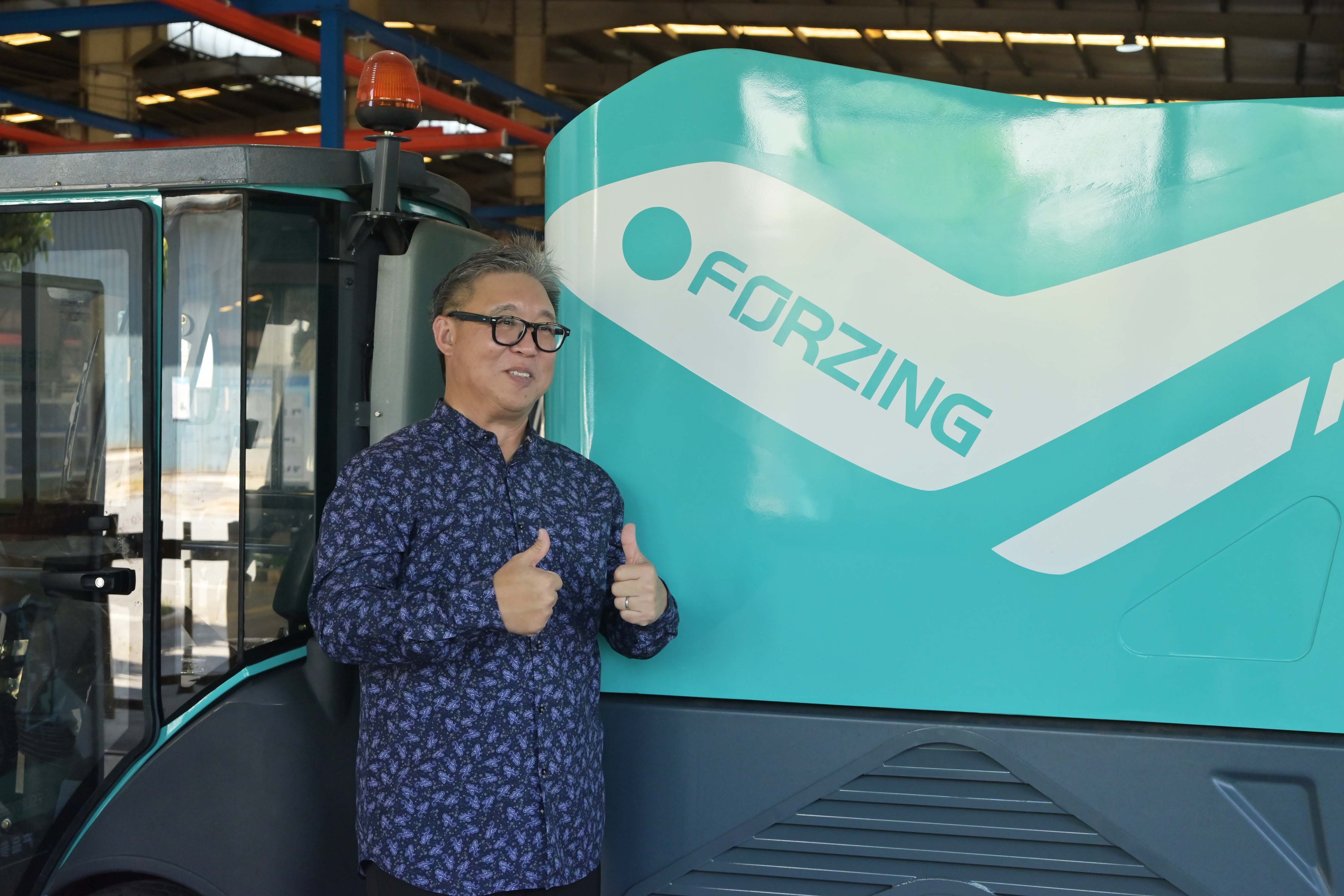 试驾扫路机并点赞留念