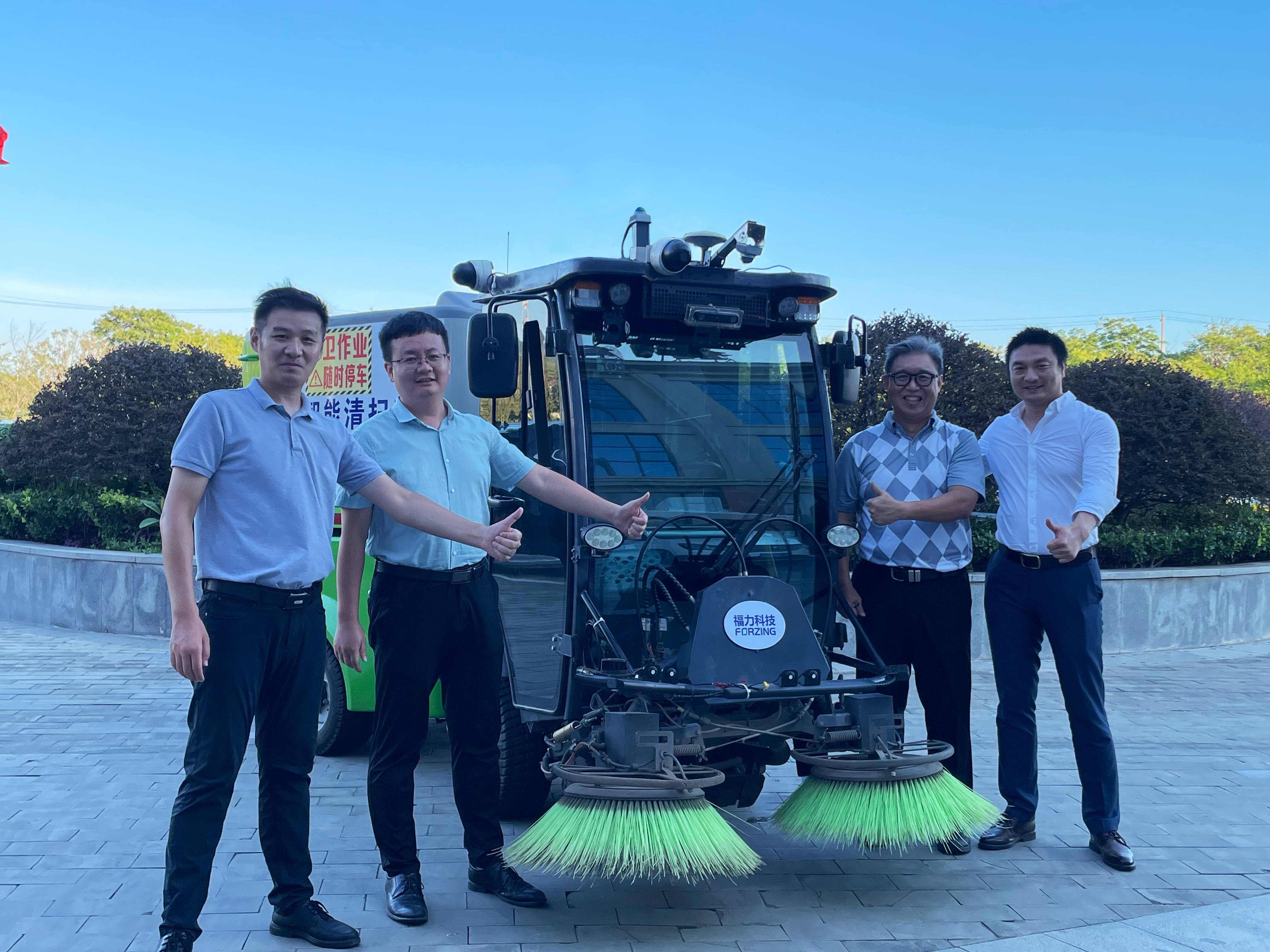 考察无人驾驶环卫机器人实际作业